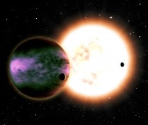תפיסת אמן זו מראה "צדק חם" ושני ירחים היפותטיים שלו כאשר כוכב הדומה לשמש שלנו נמצא ברקע. כוכב הלכת משדר כל הזמן זוהר קטבים המונעים בידי פגיעת חומר מהשמש. David A. Aguilar (CfA(