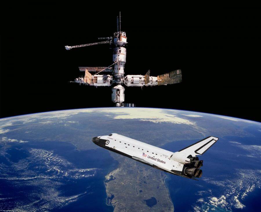 מעבורת החלל אטלנטיס באחת מטיסותיה הקודמות מביאה אנשים וציוד לתחנת החלל הבינלאומית. איור: נאס"א