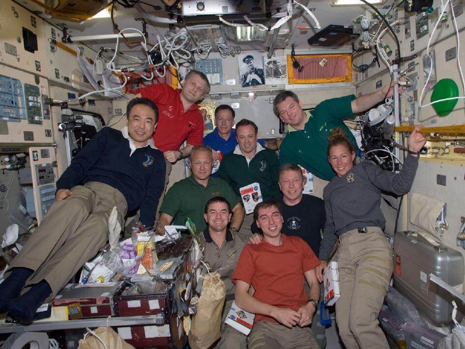 טקס הפרידה בהשתתפות חברי הצוות ה-28 של תחנת החלל הבינלאומית והצוות האחרון של מעבורת החלל אטלנטיס ברכיב זבזדה של תחנת החלל, 18 ביולי 2011