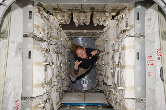 האסטרונאוטית סנדי מגנוס מרחפת בתוך מודול האיחסון רפאלו, לפני פריקת המטען והעברתו לתחנת החלל, משימה STS-135, יולי 2011