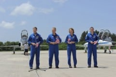 חברי צוות STS-135 בהגיעם לפלורידה לקראת השיגור. משמאל: המפקד כריס פרגוסון, הטייס דאג הארלי, ומומחי הטיסה סנדי מגנוס ורקס וולהיים. צילום נאס"א/קים שיפלט