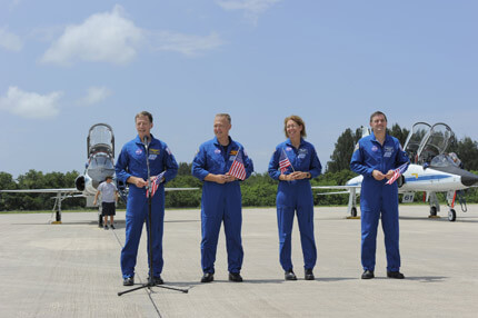 חברי צוות STS-135 בהגיעם לפלורידה לקראת השיגור. משמאל: המפקד כריס פרגוסון, הטייס דאג הארלי, ומומחי הטיסה סנדי מגנוס ורקס וולהיים. צילום נאס"א/קים שיפלט