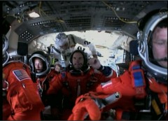 אנשי צוות האטלנטיס מתכוננים לשיגור, 8/7/2011, כשעתיים וחצי לפני השיגור. צילום: NASA TV
