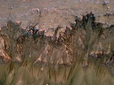 סדרת תמונות המראה תצורות המופיעות בעונה החמה העשויות להוות עדות לפעילות מים נוזליים מלוחים במאדים כיום. צילום: NASA/JPL-Caltech/Univ. of Arizona