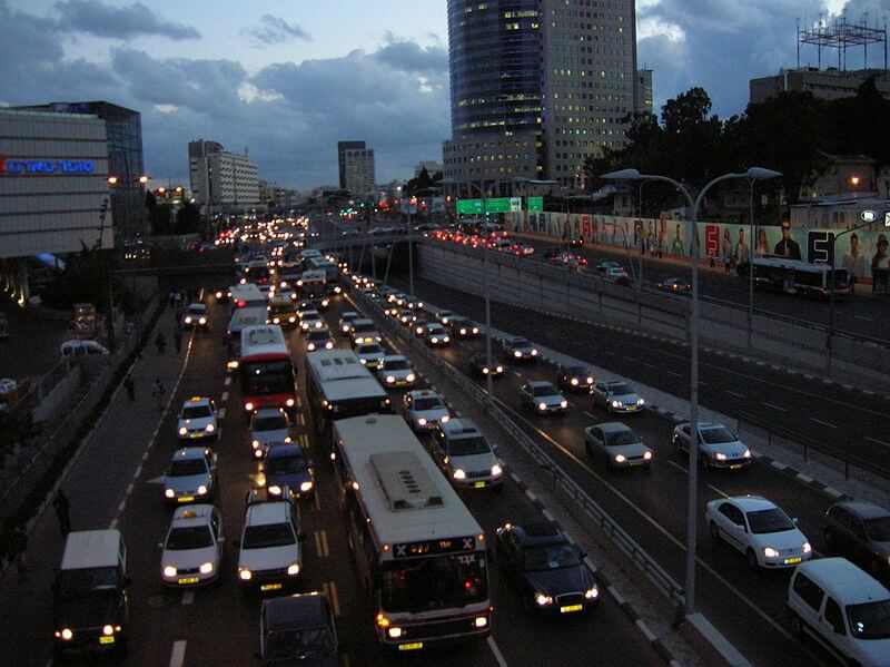 פקק תנועה בדרך מנחם בגין בת"א. צילום ברשיון CC מתוך ויקיפדיה