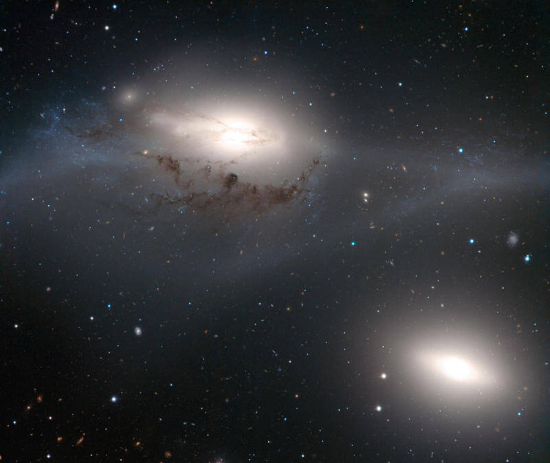 צמד גלקסיות "העיניים" בצביר הגלקסיות בתולה. צילום: ESO