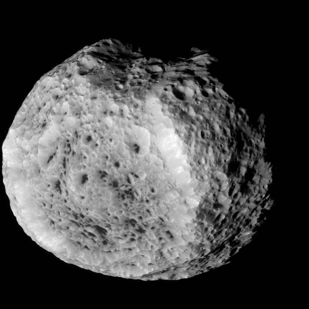 החללית קאסיני צילמה תמונה זו של הירח השבתאי היפריון ב-25 באוגוסט 2011. צילום: נאס"א/קאלטק