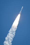 טיל אטלס 5 שעליו החללית ג'ונו שוגר ממתקן השיגורים 41 בבסיס חיל האוויר בכף קנוורל בפלורידה, 5 באוגוסט 2011. צילום NASA/Bill Ingalls
