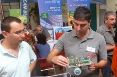 יוסי חזן מדגים את עבודתו למועמדים ללימודים במסגרת "יום פתוח" בקמפוס אריאל