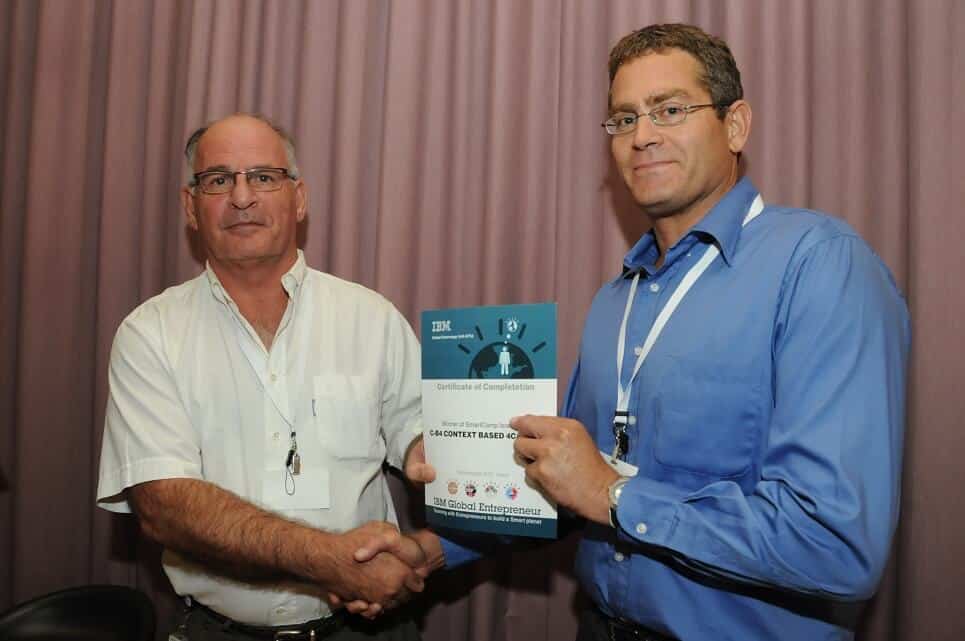 البروفيسور إيراد بن جال، الرئيس التنفيذي لشركة C-B4 الناشئة، يتسلم شهادة الفوز بالمركز الأول في مسابقة IBM للشركات الناشئة من غابي تال، مدير شركة IBM Europe، المسؤول عن العلاقات مع مطوري البرمجيات