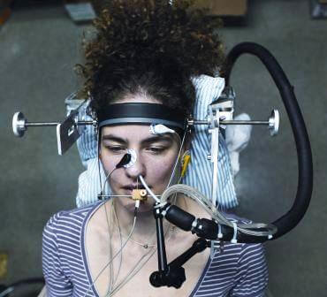 The experimental facility, with which the researchers measured the neural activity occurring in the olfactory receptors located on the olfactory membrane in the nasal cavity. An electrode is inserted into the subject's left nostril (held in place by a support rod mounted on the nose), as well as a tube, through which the odorants are injected. The device also includes control electrodes (installed on the bridge of the nose and the earlobe).