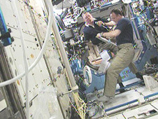 מייק פוסום ורון גאראן על סיפון תחנת החלל ימים אחדים לפני שגאראן עזב עם חברי הצוות ה-28 לנחיתה. צילום: NASA TV