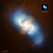 התמונה העיקרית צולמה באמצעות טלסקופ החלל בקרני X צ'אנדרה (בכחול) וצילומים אופטיים של טלסקופ החלל האבל (בזהוב) של הגלקסיה הספירלית NGC 3393. בינתיים, בתיבה הקטנה אנו רואים את האיזור המרכזי של NGC 3393 בצילום של צ'אנדרה לבדו.