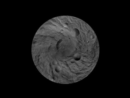 מפת הקוטב הדרומי של וסטה - תמונת תצרף זו של הקוטב הדרומי של האסטרואיד וסטה נוצרה מעשרות תמונות בודדות שצוללמו בידי מצלמת המסגור שעל סיפון החללית DAWN. צילום: NASA/JPL-Caltech/UCLA/MPS/DLR/IDA