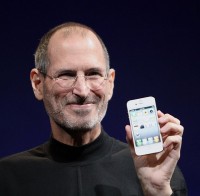 ستيف جوبز يعلن عن iPhone 4 في عام 2010. من ويكيبيديا
