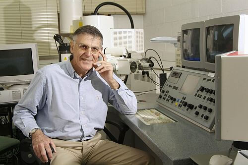 פרופ' דן שכטמן במעבדתו ליד מיקרוסקופ האלקטרונים. צילום: הטכניון