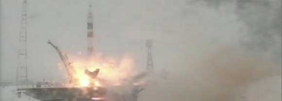 إطلاق المركبة الفضائية Soyuz TMA-22 صباح اليوم من مركز الإطلاق في بايكونور بكازاخستان. وأفراد الطاقم الثلاثة هم رائد الفضاء الأمريكي دان بورباناك ورائدا الفضاء الروسيان أنطون شكابلروف وأناتولي إيفانيشين. الصورة: ناسا/روسكوزموس