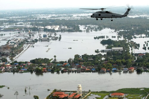 طائرة هليكوبتر تابعة للبحرية الأمريكية تحلق فوق إحدى ضواحي بانكوك التي غمرتها الفيضانات، 22 أكتوبر 2011. من ويكيبيديا
