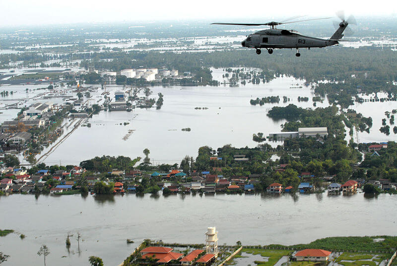 מסוק של הצי האמריקני טס מעל אחד מפרברי בנגקוק השקוע במי השטפונות, 22 באוקטובר 2011. מתוך ויקיפדיה
