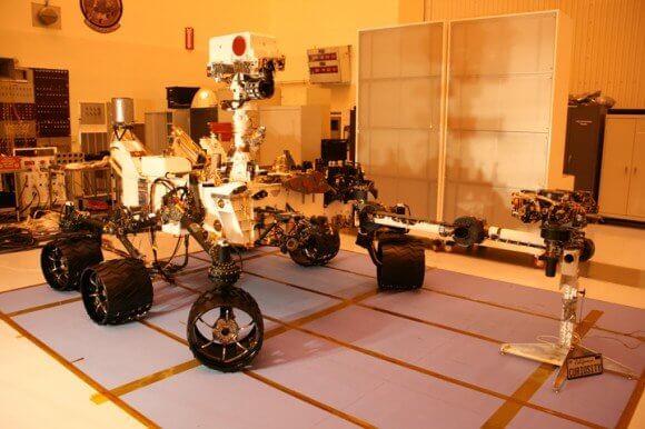 הרכב קיוריוסיטי – הידוע גם בשם המעבדה המדעית המאדימאית (Mars Science Laboratory ) ישתמש במצלמה הכימי ויירה פעימות לייזר על טרה וילכוד את הניצוצות באמצעות טלסקופ וספקטרומטר במטרה לזהות את היסודות הכימיים של סלע המטרה. הלייזר פועל בתחום הבלתי נראה של האור האינפרה אדום, אך נראה כאן כאור אדום נראה למטרת המחשה. צילום: נאס"א