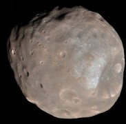 הירח המאדימאי פובוס כפי שצולם בשנת 2008 על ידי החללית MRO