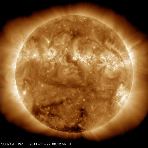 חור בעטרת השמש, כפי שצילמה אתמול (27/11/2011) החללית SDO. נאס"א מנטרת אחר אירועי 'מזג אוויר' חללי
