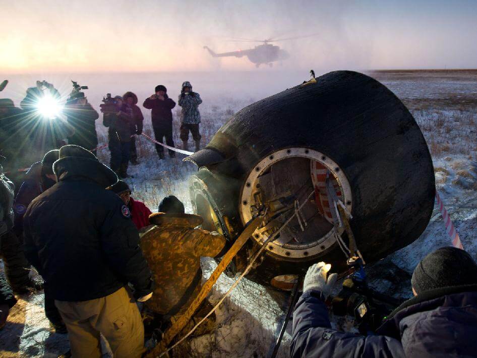 אנשי התמיכה של סוכנות החלל הרוסית סייעו לאנשי הצוות ה-29 לצאת מחללית הסויוז TMA-02M זמן קצר לאחר הנחיתה ליד העיר אקארליק בקזחסטן. צילום: נאס"א/ביל אינגלז