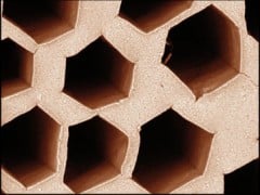 חוקרים צרפתיים ממכון המחקר CNRS גילו כי זירקוניום אצטאט (zirconium acetate), תרכובת כימית שבאופן רגיל משמשת לשם הייצוב של חלקיקים בתרחיף, מסוגלת לשלוט בהיווצרות של גבישי קרח. צילום: (sylvain deville (c