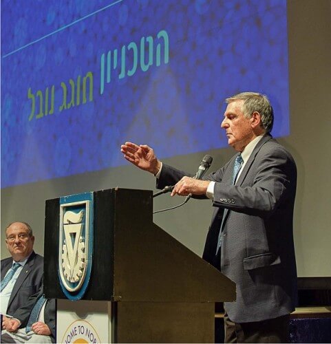 Professor Shechtman thanks his well-wishers. To his left - Professor Peretz Lavi, president of the Technion. Photo: Shlomo Shem, spokeswoman for the Technion.