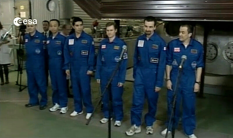 חברי צוות משימת MARS500 יוצאים מתא ההדמיה שלהם לאחר כשנה וחצי, 4/11/2011. צילום: סוכנות החלל האירופית