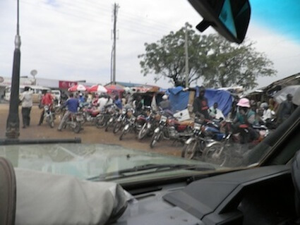 "محطة التاكسي" على طراز جوبا، عاصمة جنوب السودان. تصوير: د. عساف روزنتال