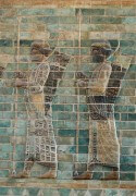 קשתים פרסיים ברצועת עיטור בארמון דרייווש בשושן, לבנה מזוגגת מזכוכית, 510 לפני הספירה