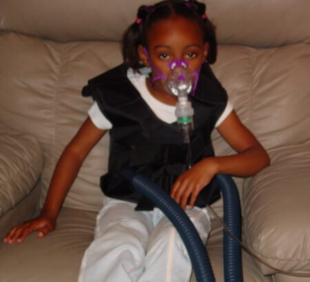 ילדה חולת CF נעזרת במערכות נשימה. מתוך ויקיפדיה