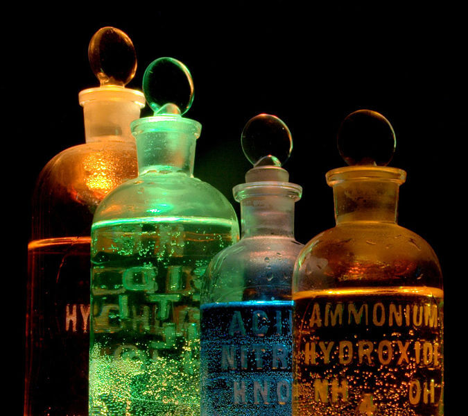 חומרים כימיים בבקבוקי זכוכית. מתוך ויקיפדיה