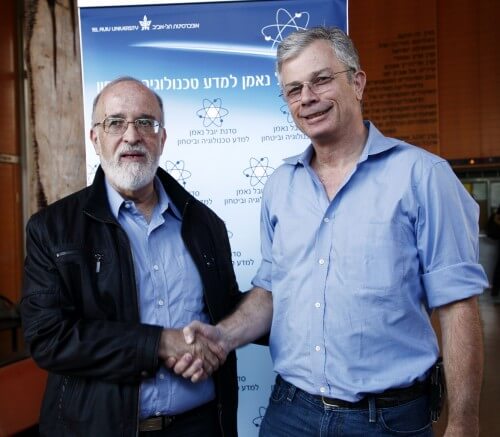 من اليمين: ديدي بيرلماتر، النائب الأول لرئيس شركة إنتل العالمية، والبروفيسور يتسحاق بن إسرائيل