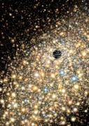 הדמית אמן של כוכבים נעים לאיזור המרכזי של גלקסיה אליפטית המארחת חור שחור מאסיבי במיוחד (מצפה ג'מיני/אאורה. איור: לינט קוק, עבור אוניברסיטת ברקלי)