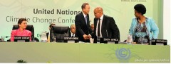 מזכ"ל האום באן קי-מון ונשיא דרום אפריקה ג'ייקוב זומה בפתיחת ועידת האקלים בדרבן, דצמבר 2011. צילום: האו"ם