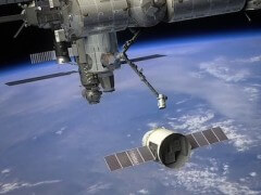 תפיסת אמן של החללית דראגון מתקרבת לתחנת החלל הבינלאומית. איור: נאס"א
