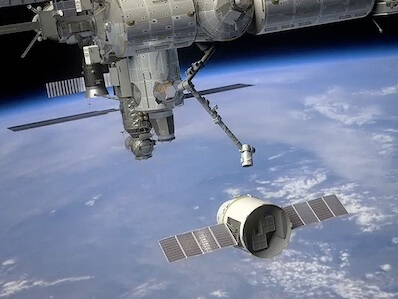 تصور فني للمركبة الفضائية Dragon وهي تقترب من محطة الفضاء الدولية. الصورة: ناسا