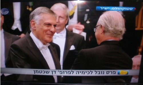 Prof. Dan Shechtman receives the Nobel Prize from the King of Sweden Carl Gustav XVI. Screenshot from Channel 16 broadcasts