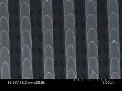 סריקה במיקרוסקופ אלקטרונים של הדמית ננו עמודים, מוצמדים לגליום ארסנייד. צילום זיולינג לי