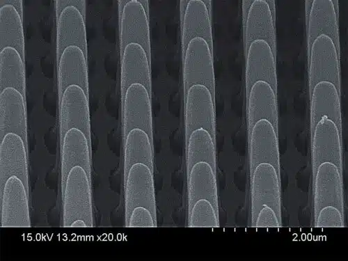סריקה במיקרוסקופ אלקטרונים של הדמית ננו עמודים, מוצמדים לגליום ארסנייד. צילום זיולינג לי