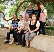 יושבים, מימין: ריטה אוגוסט, פרופ' גלעד הרן, ד"ר ענבל ריבן, מנחם פרחי. עומדים, מימין: מילה גומנובסקי, ד"ר יואב ברק, ניר זוהר ושרונה צדקני כהן. חרוזים