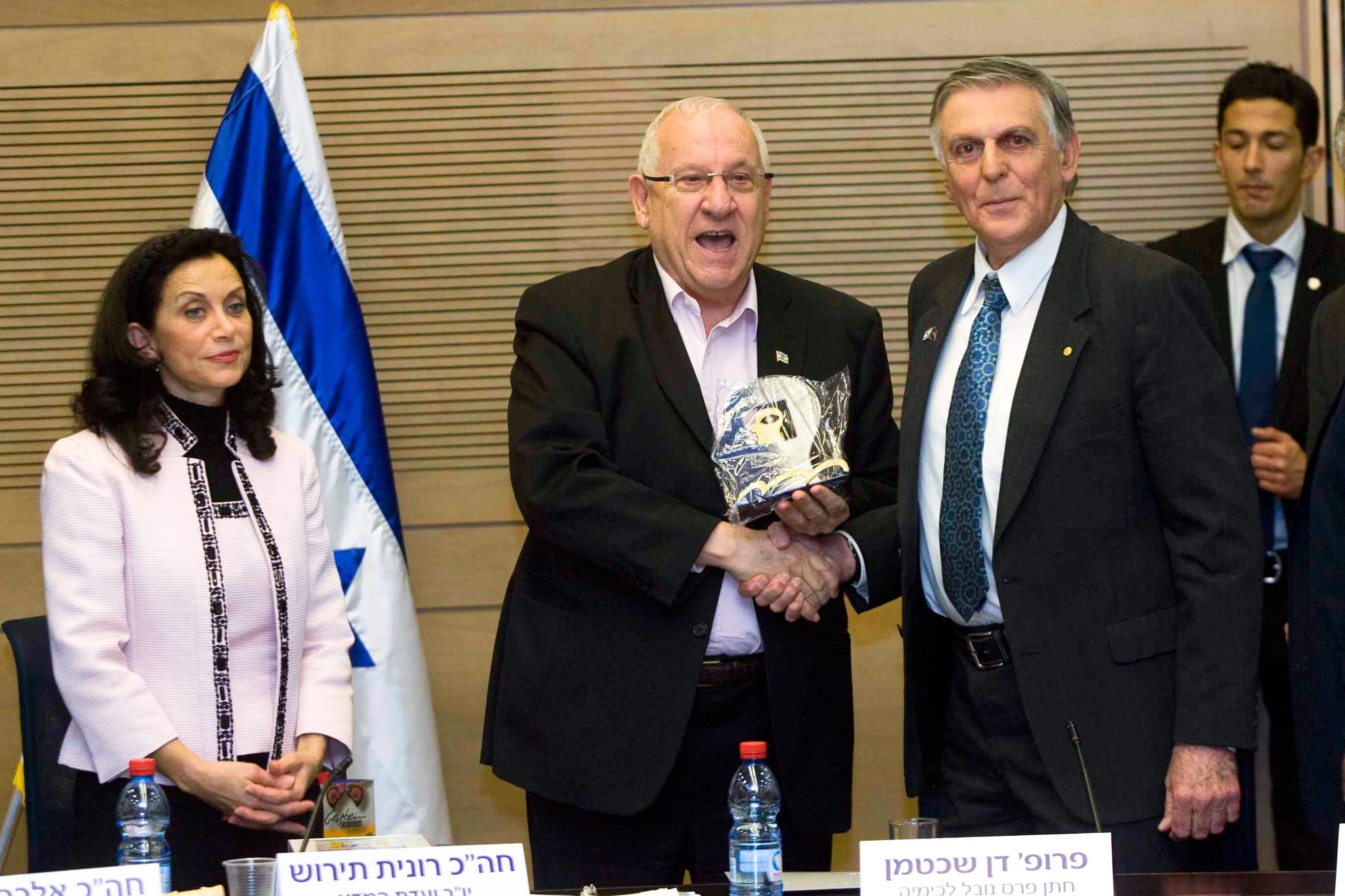 Prof. Dan Shechtman receives an honorary statuette from Knesset Speaker Reuven Rivlin. Next to them is MK Ronit Tirosh. PR photo, Israel Sun