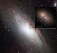 הגלעין הכפול של אנדרומדה. צילום: טלסקופ החלל האבל. הצילום הגדול של גלקסית אנדרומדה הוא מאוניברסיטת אנקורג' באלסקה, 2001
