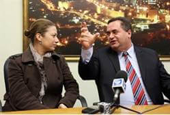 שר התחבורה ישראל כץ מארח את טניה רוזנבליט שהוטרדה באוטובוס בעת שישבה בחלקו הקדמי. צילום: ששון תירם, עבור משרד התחבורה