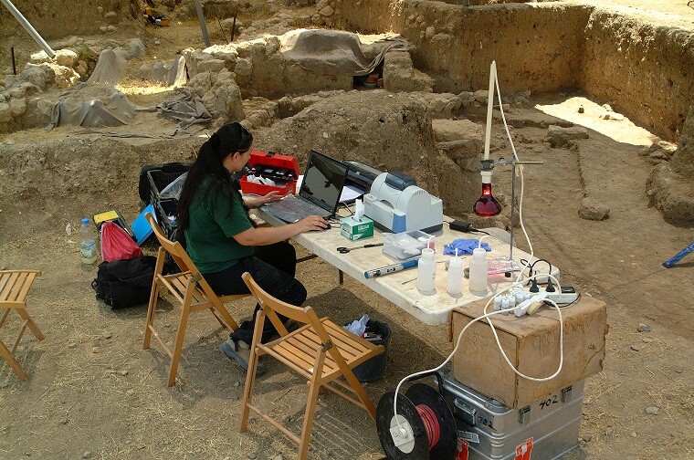 A mobile laboratory in Tzafit. Photo: Weizmann Institute