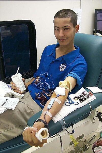 A US Navy soldier donates blood. From Wikipedia