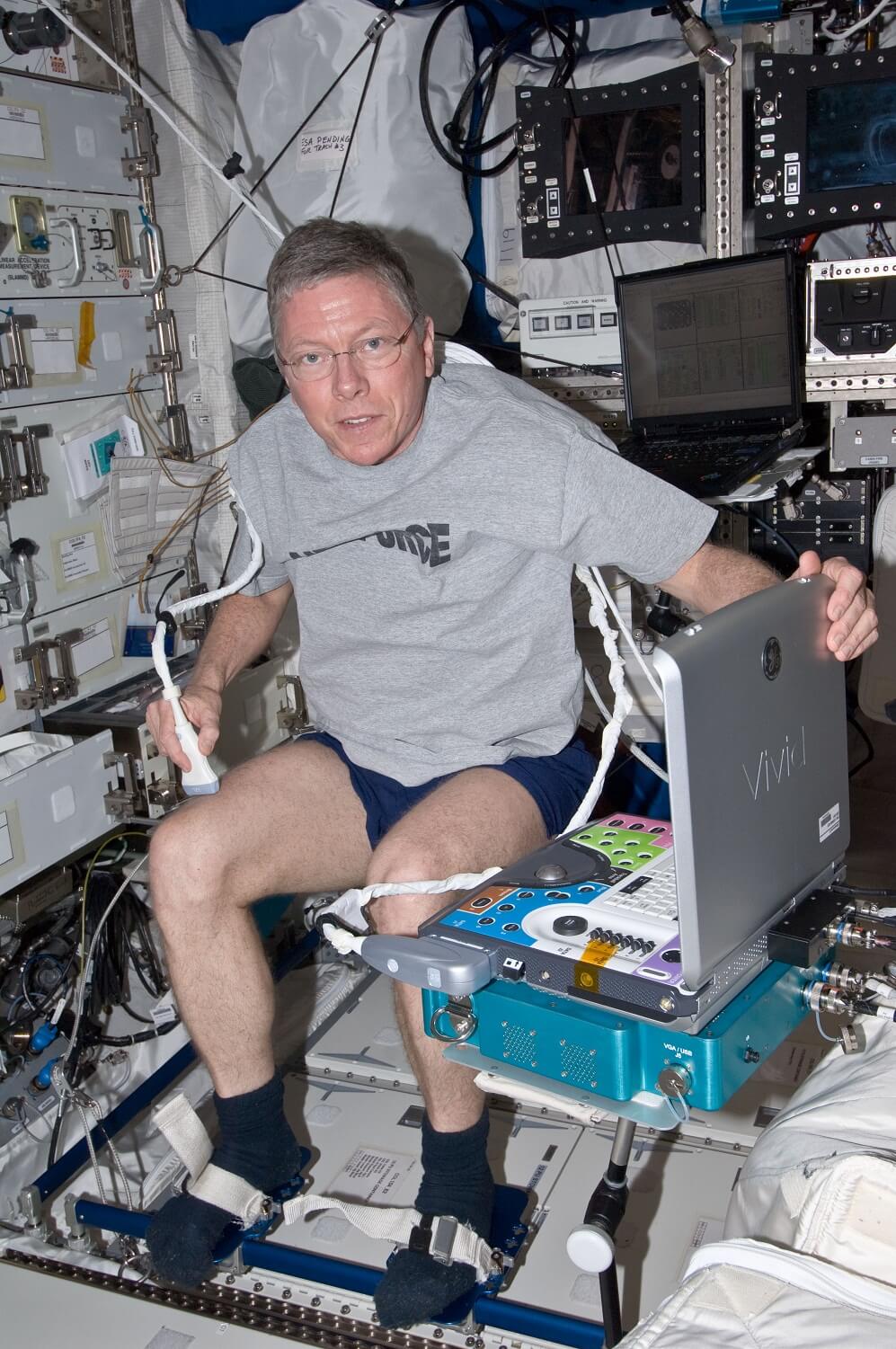 Astronaut Mike Possum, commander of the 29th crew of the space station who has meanwhile returned to Earth, examines himself using the VIVID Q device developed at General Electric Laboratories in Israel
