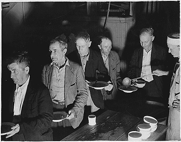 متطوعون يوزعون الحساء على المحتاجين خلال فترة الكساد الاقتصادي في الثلاثينيات في الولايات المتحدة الأمريكية.
